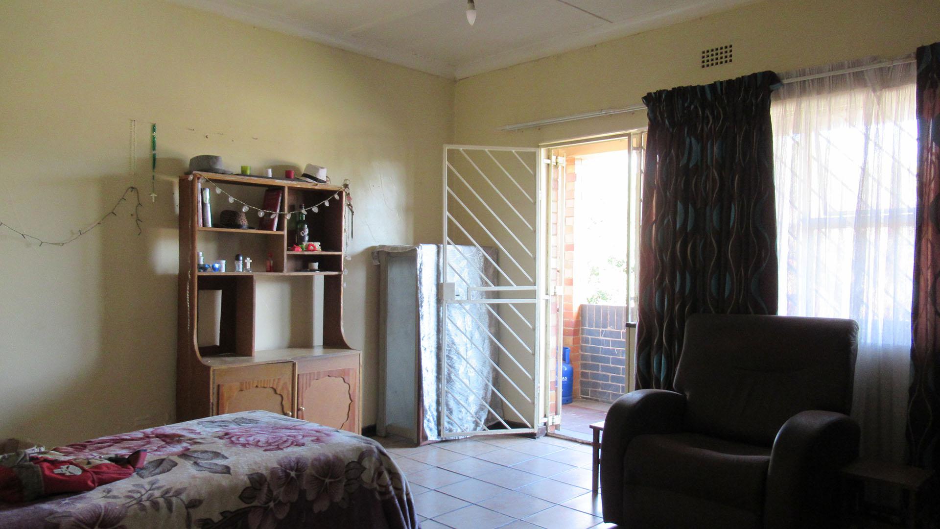 Lounges - 20 square meters of property in Forest Hill - JHB