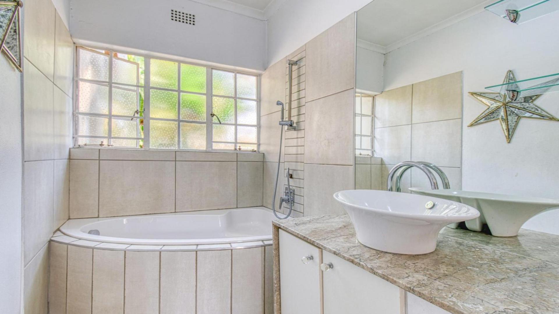 Bathroom 1 of property in Glenanda