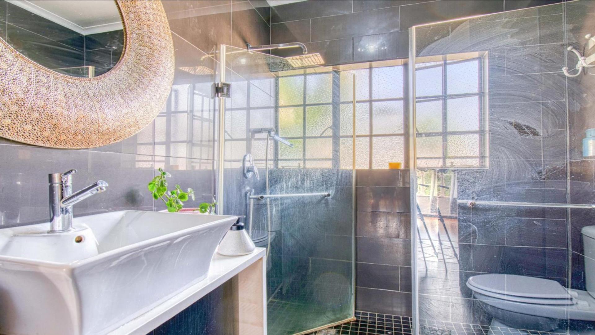Bathroom 2 of property in Glenanda