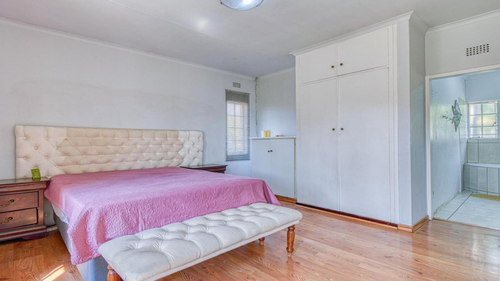 Bed Room 1 of property in Glenanda