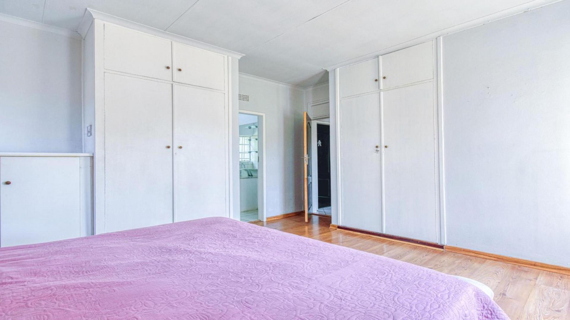 Bed Room 1 of property in Glenanda