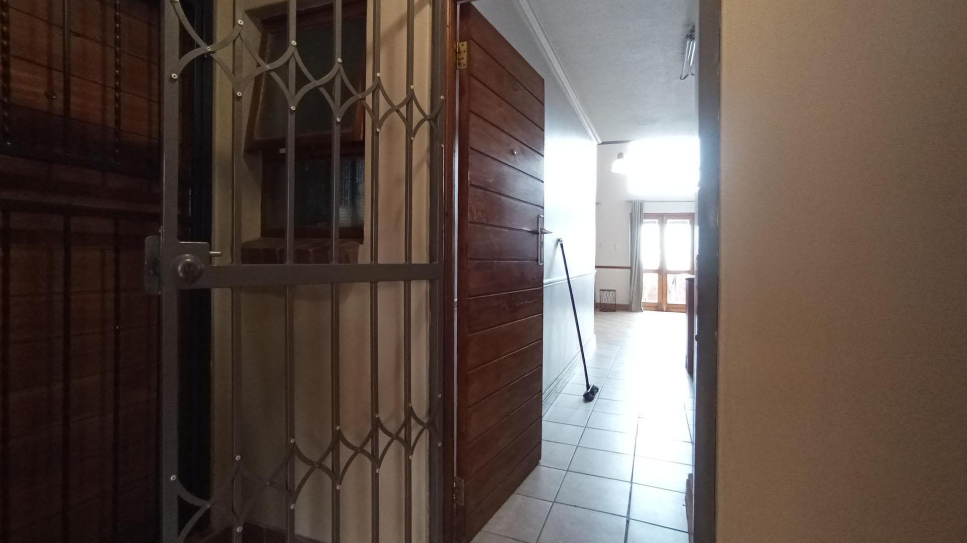 Front View of property in Halfway House