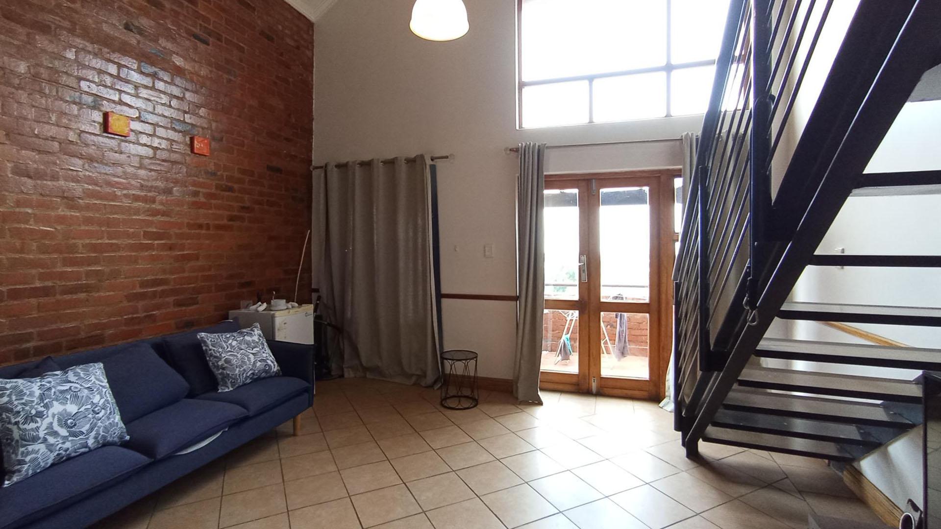 Lounges - 20 square meters of property in Halfway House