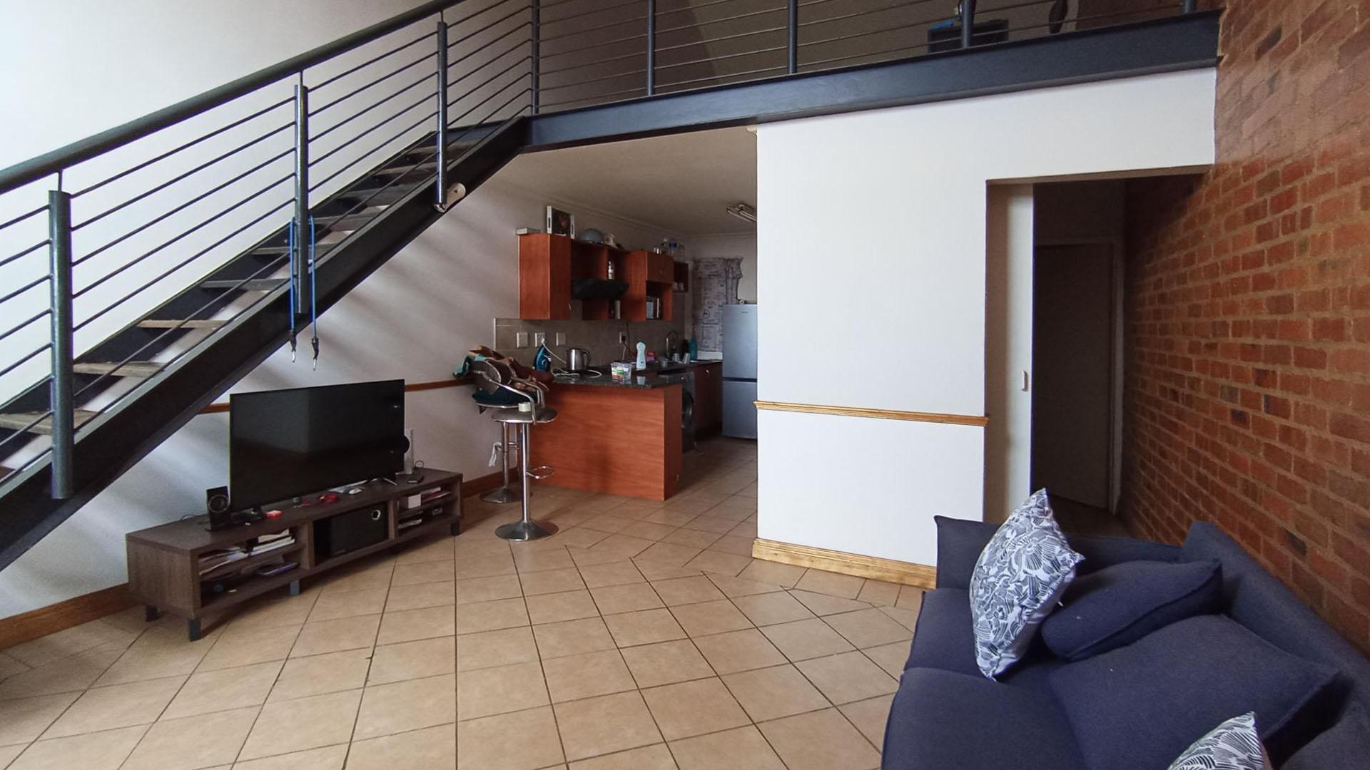 Lounges - 20 square meters of property in Halfway House