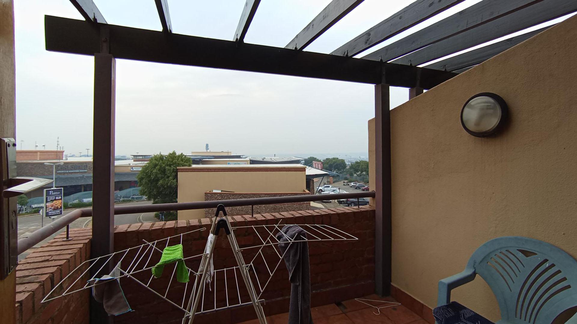 Balcony - 6 square meters of property in Halfway House