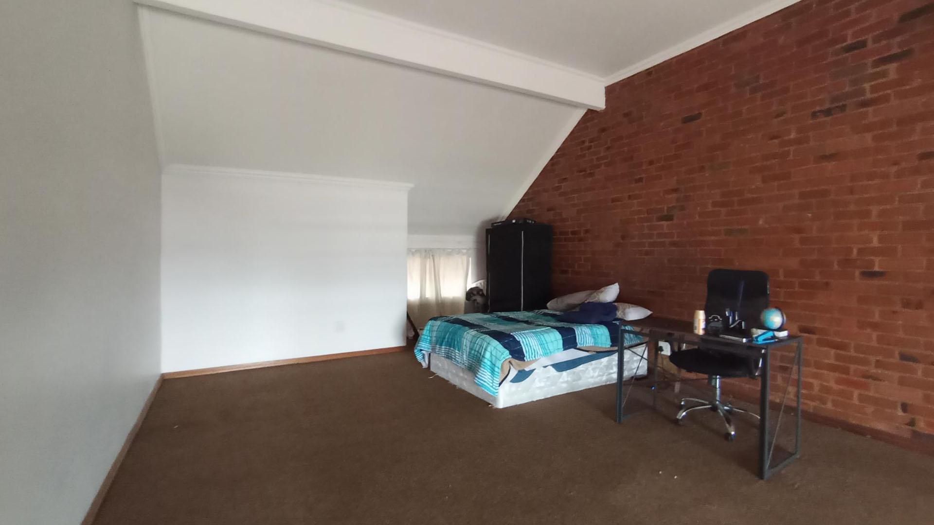 Bed Room 1 - 28 square meters of property in Halfway House