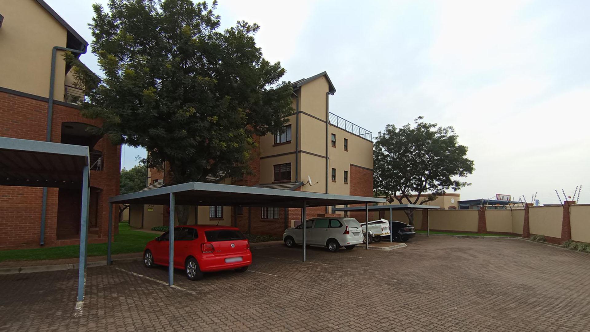 Front View of property in Halfway House