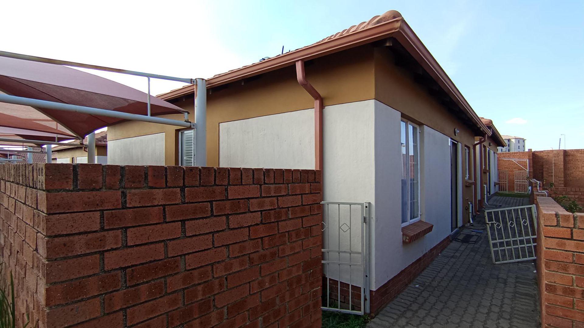 Front View of property in The Reeds