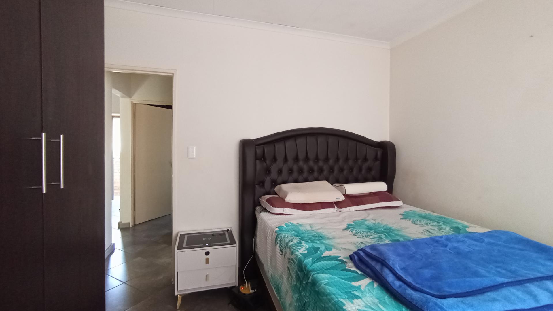 Bed Room 1 - 12 square meters of property in The Reeds