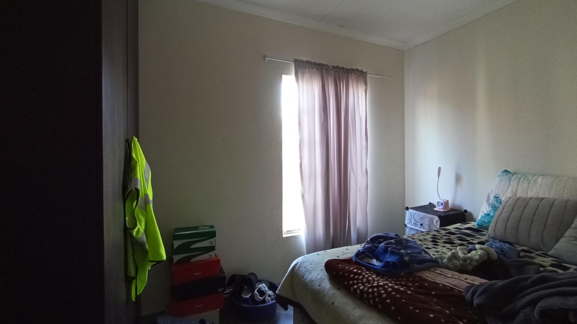 Bed Room 2 - 10 square meters of property in The Reeds