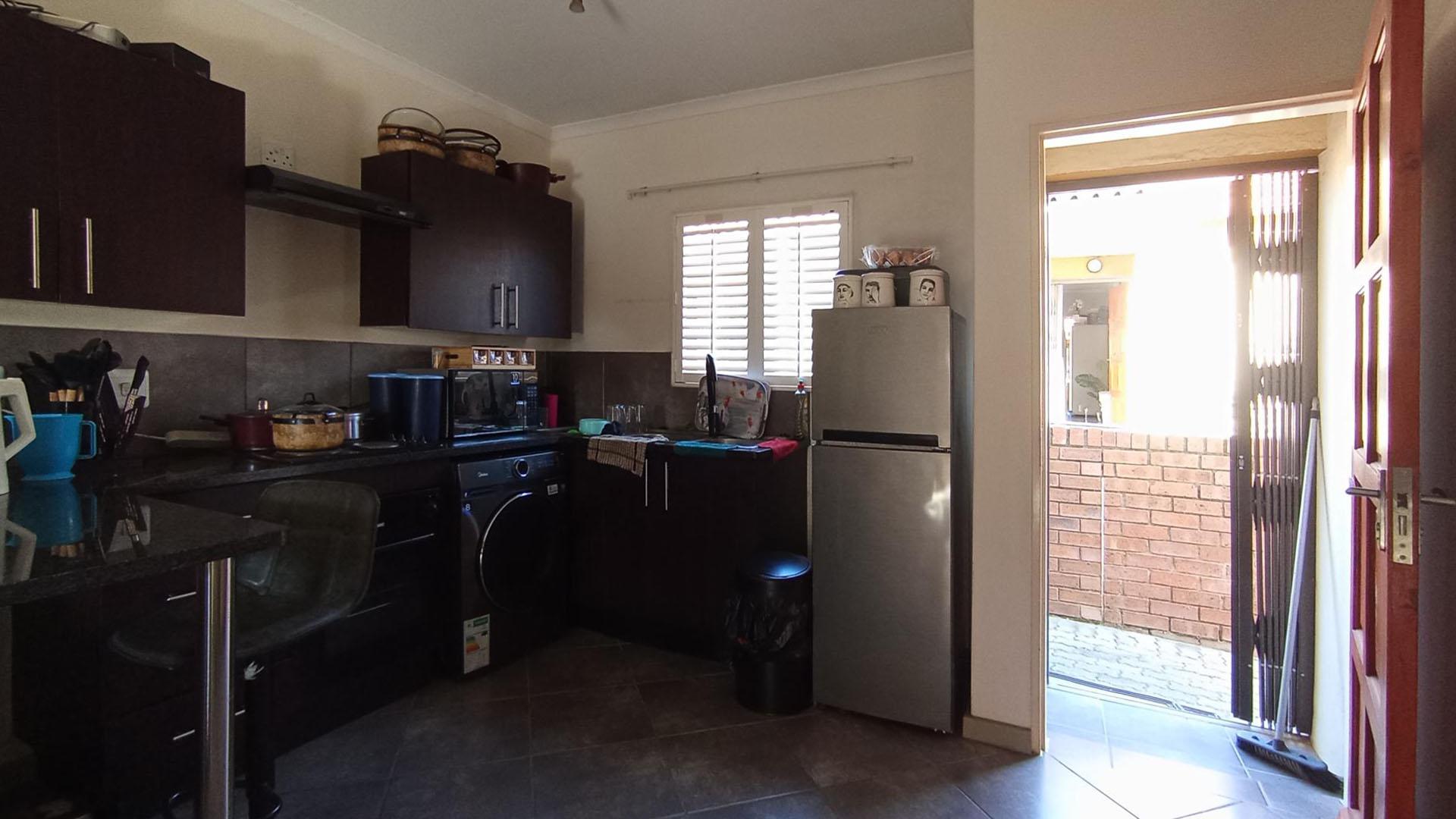Kitchen - 9 square meters of property in The Reeds