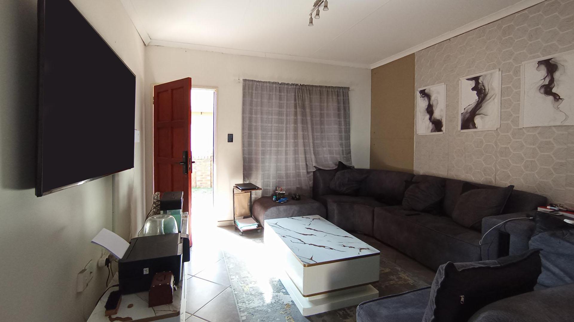 Lounges - 18 square meters of property in The Reeds