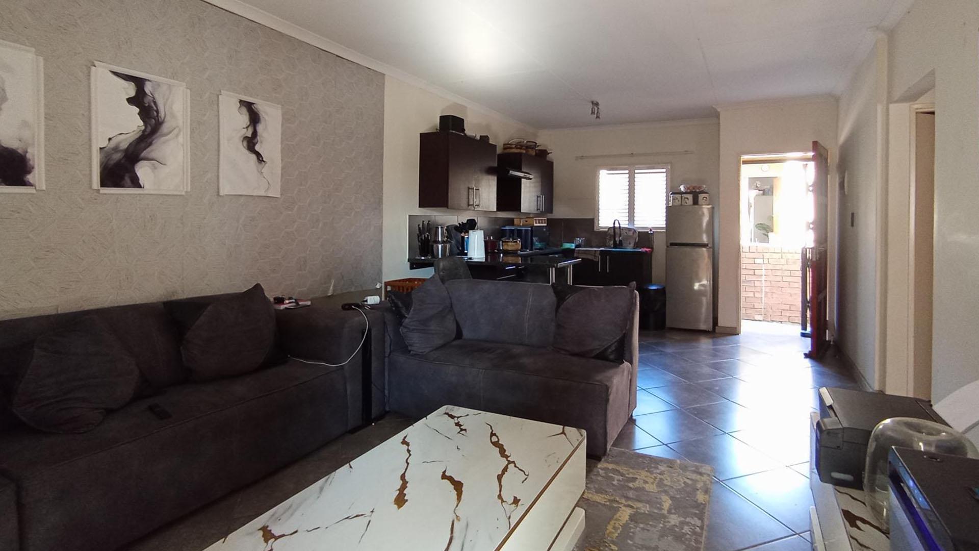 Lounges - 18 square meters of property in The Reeds
