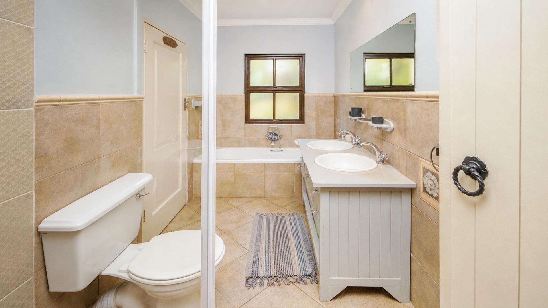 Bathroom 2 of property in Ville d` Afrique
