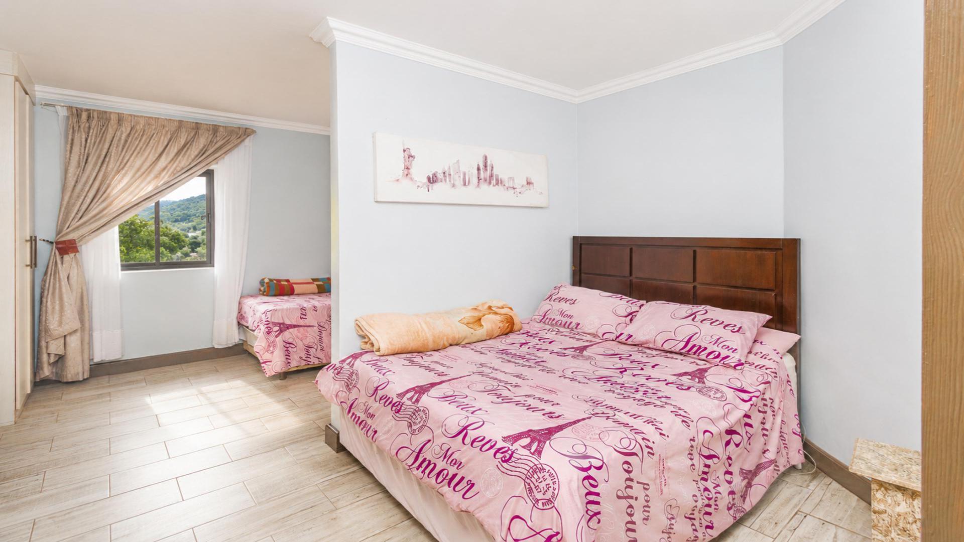 Bed Room 1 of property in Ville d` Afrique