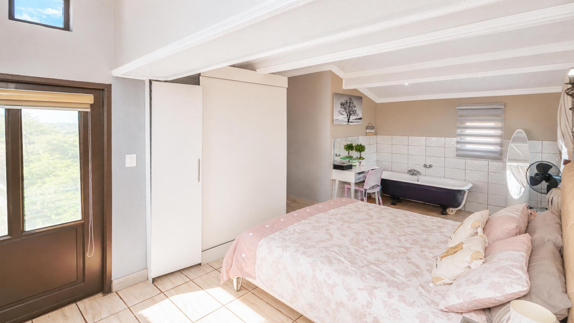 Bed Room 4 of property in Ville d` Afrique