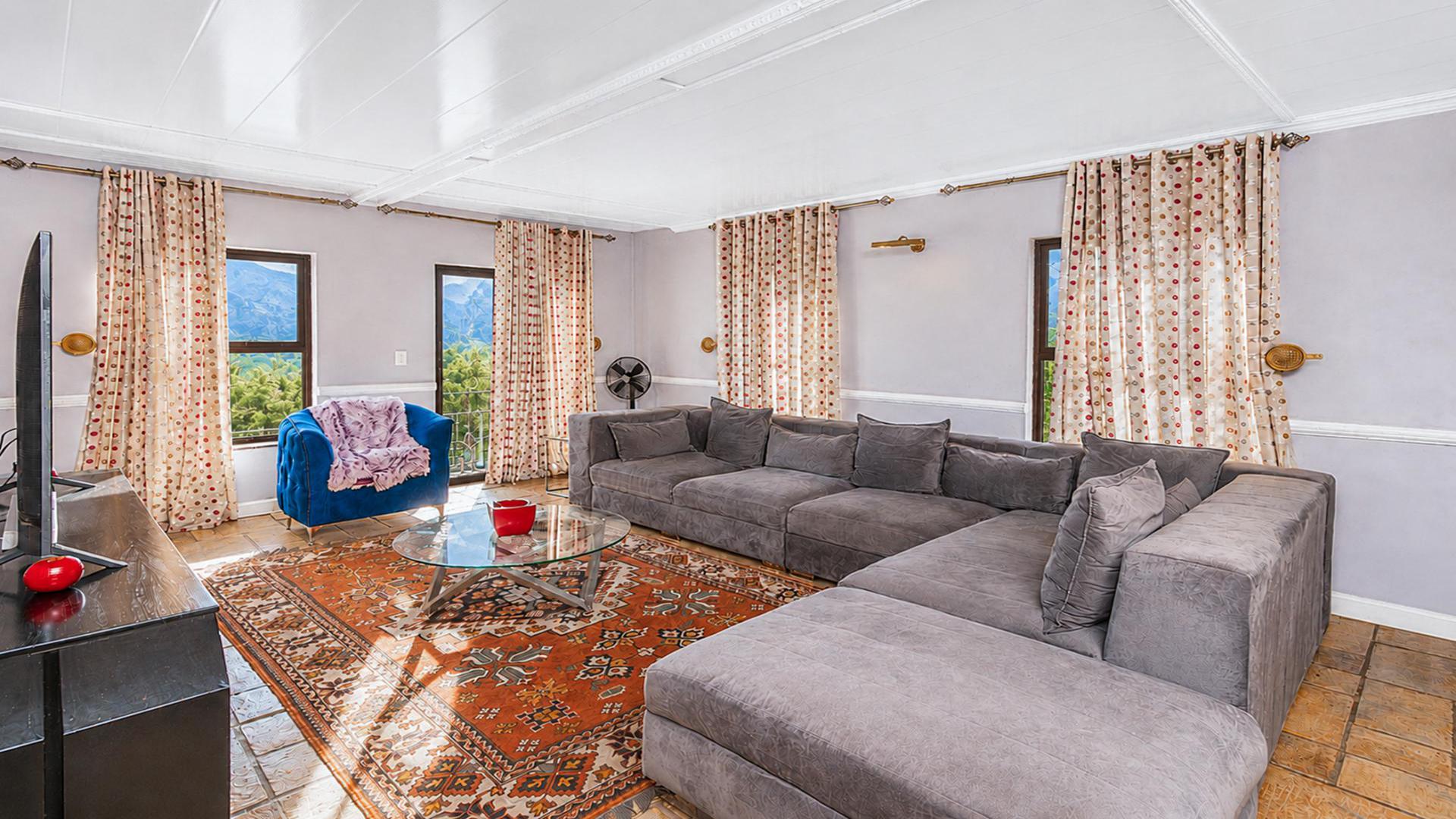 Lounges of property in Ville d` Afrique