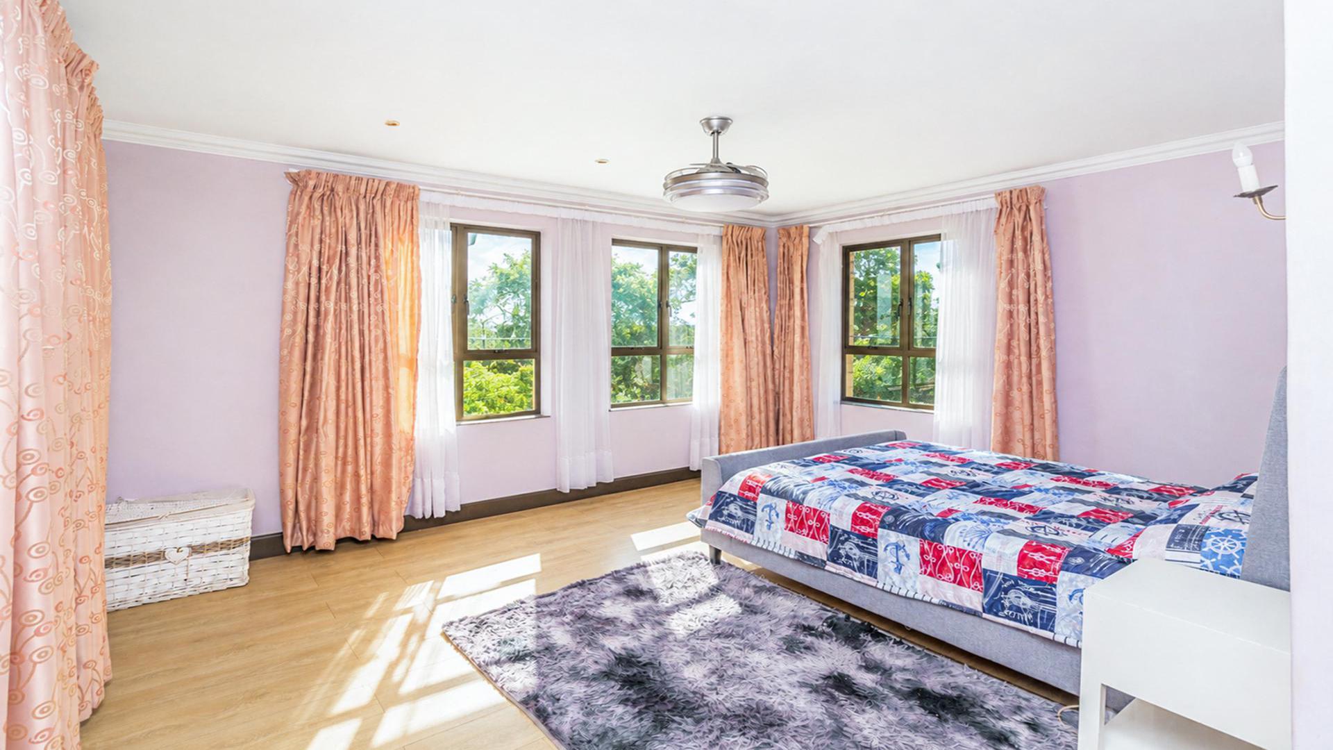 Bed Room 5+ of property in Ville d` Afrique