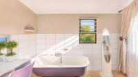 Bed Room 4 of property in Ville d` Afrique