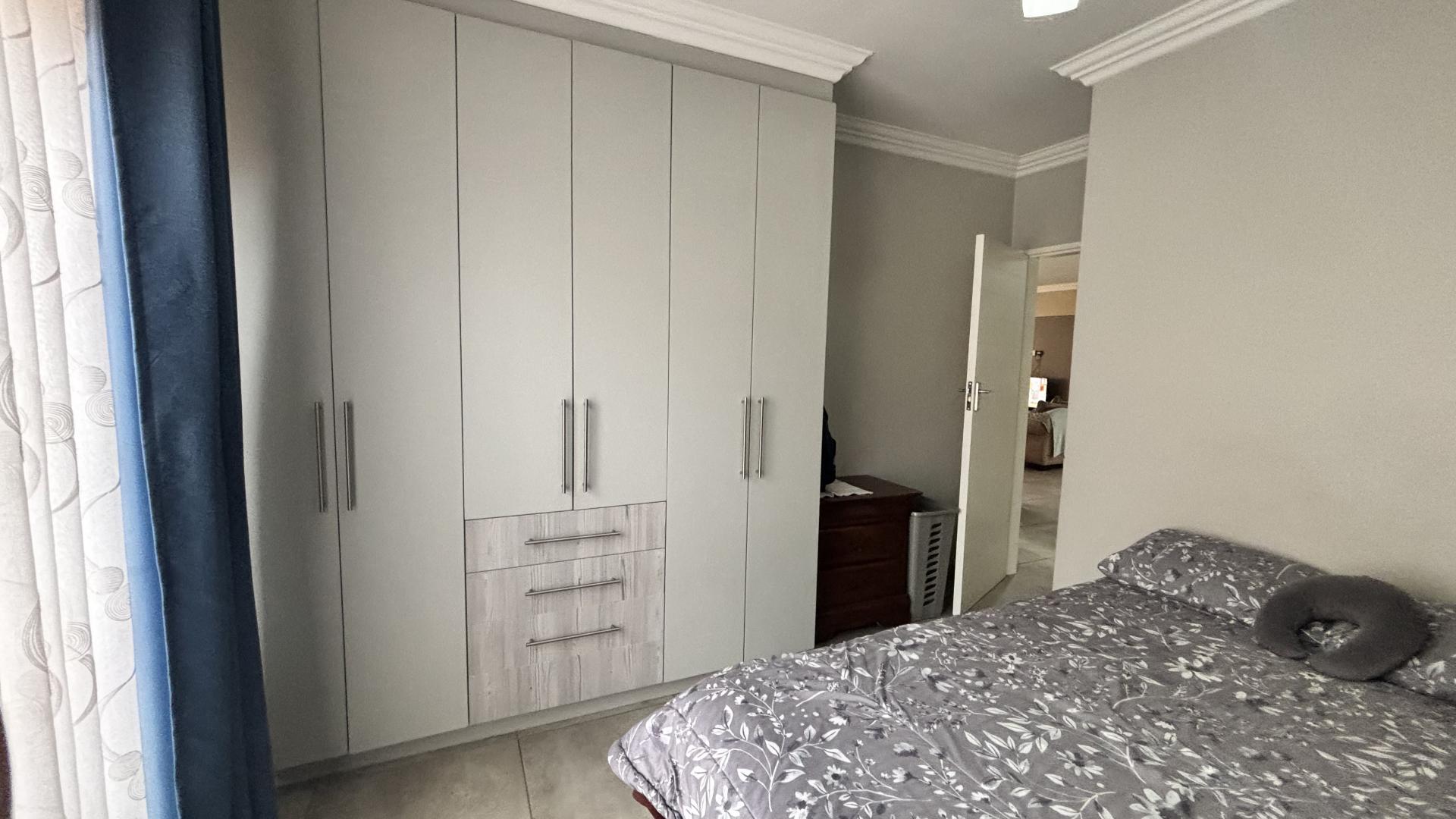 Bed Room 1 - 15 square meters of property in Dayanglen