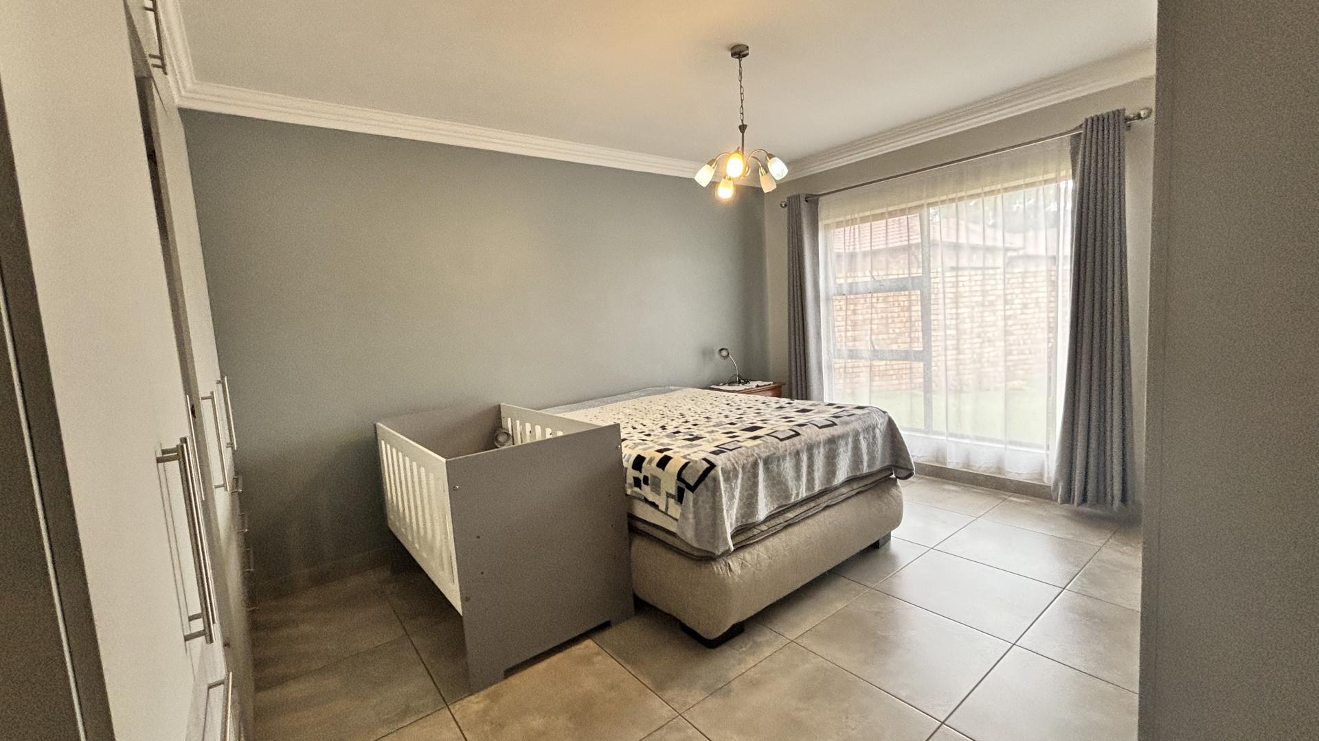 Bed Room 2 - 14 square meters of property in Dayanglen