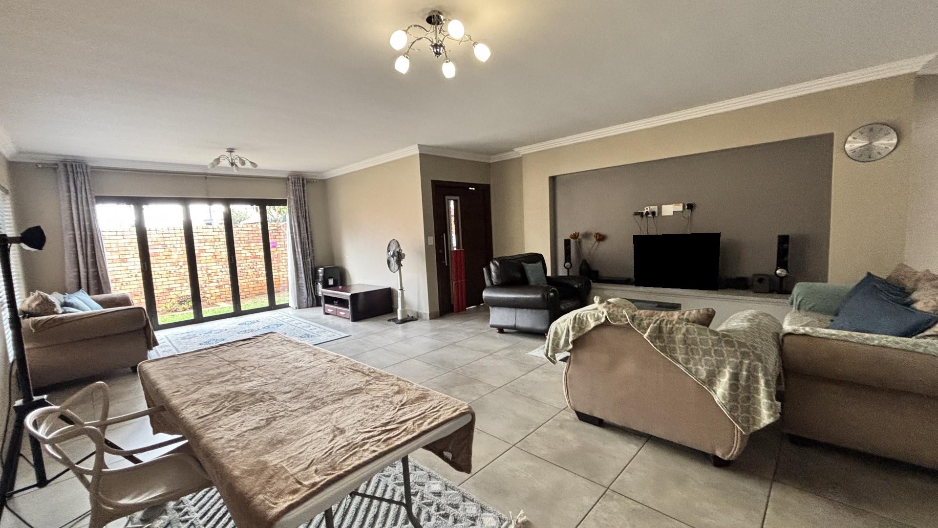 Lounges - 51 square meters of property in Dayanglen