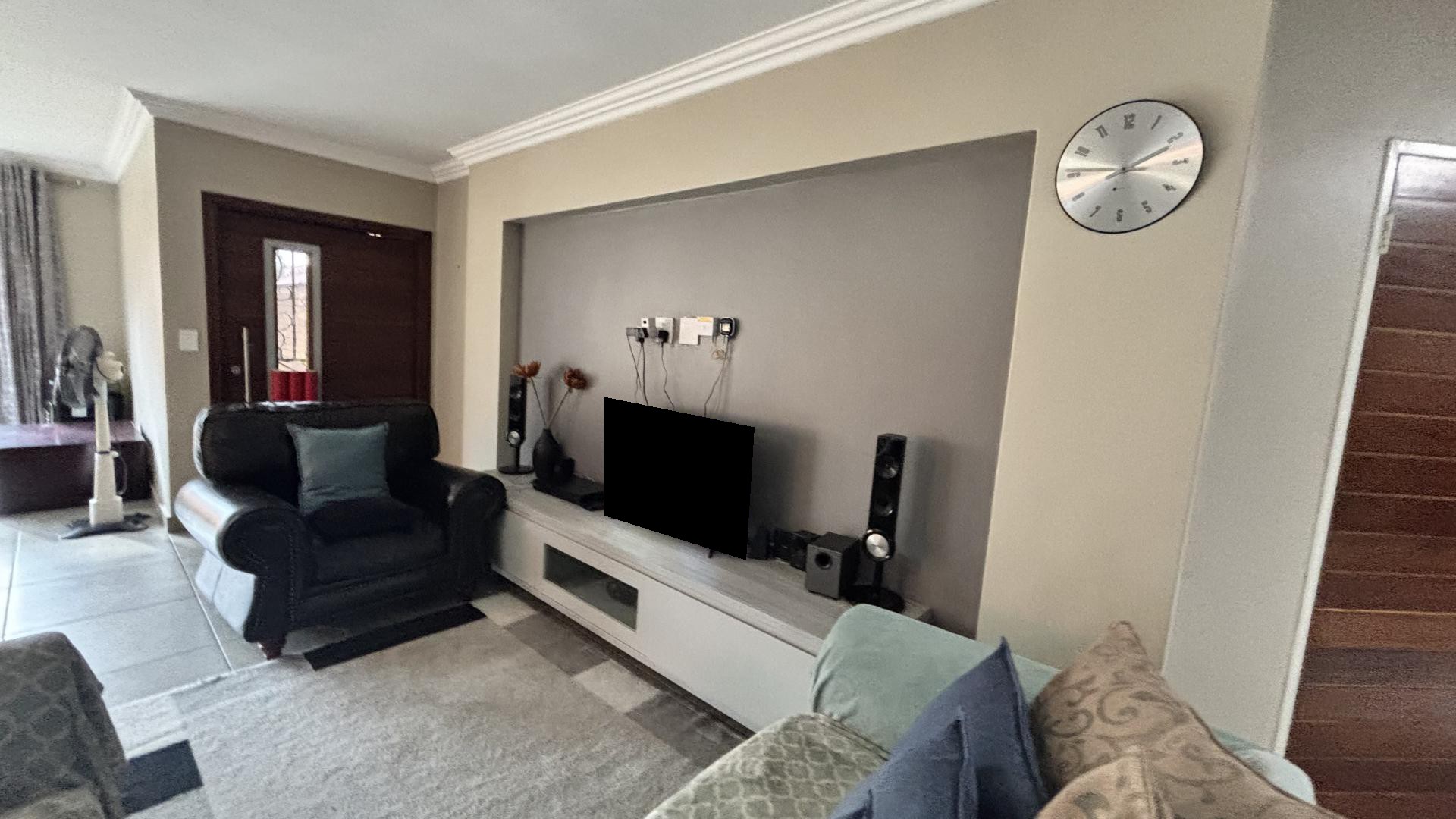 Lounges - 51 square meters of property in Dayanglen