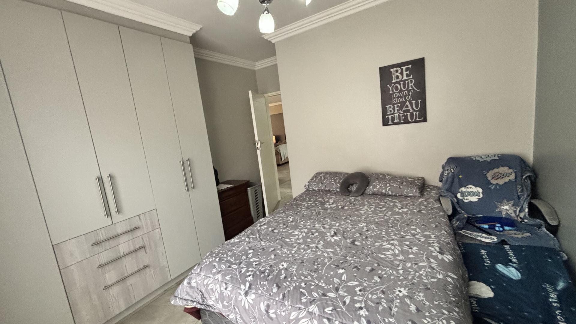 Bed Room 1 - 15 square meters of property in Dayanglen