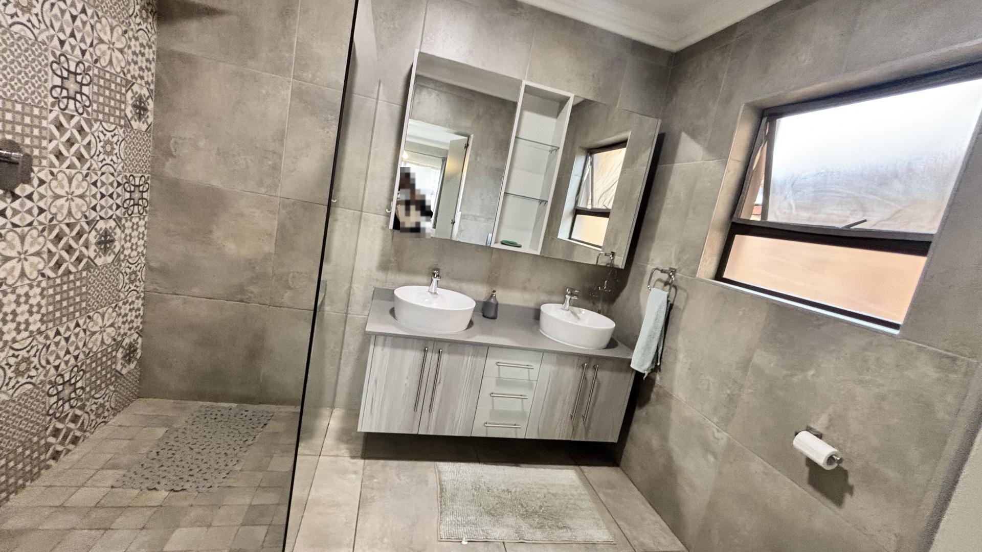 Bathroom 1 - 6 square meters of property in Dayanglen