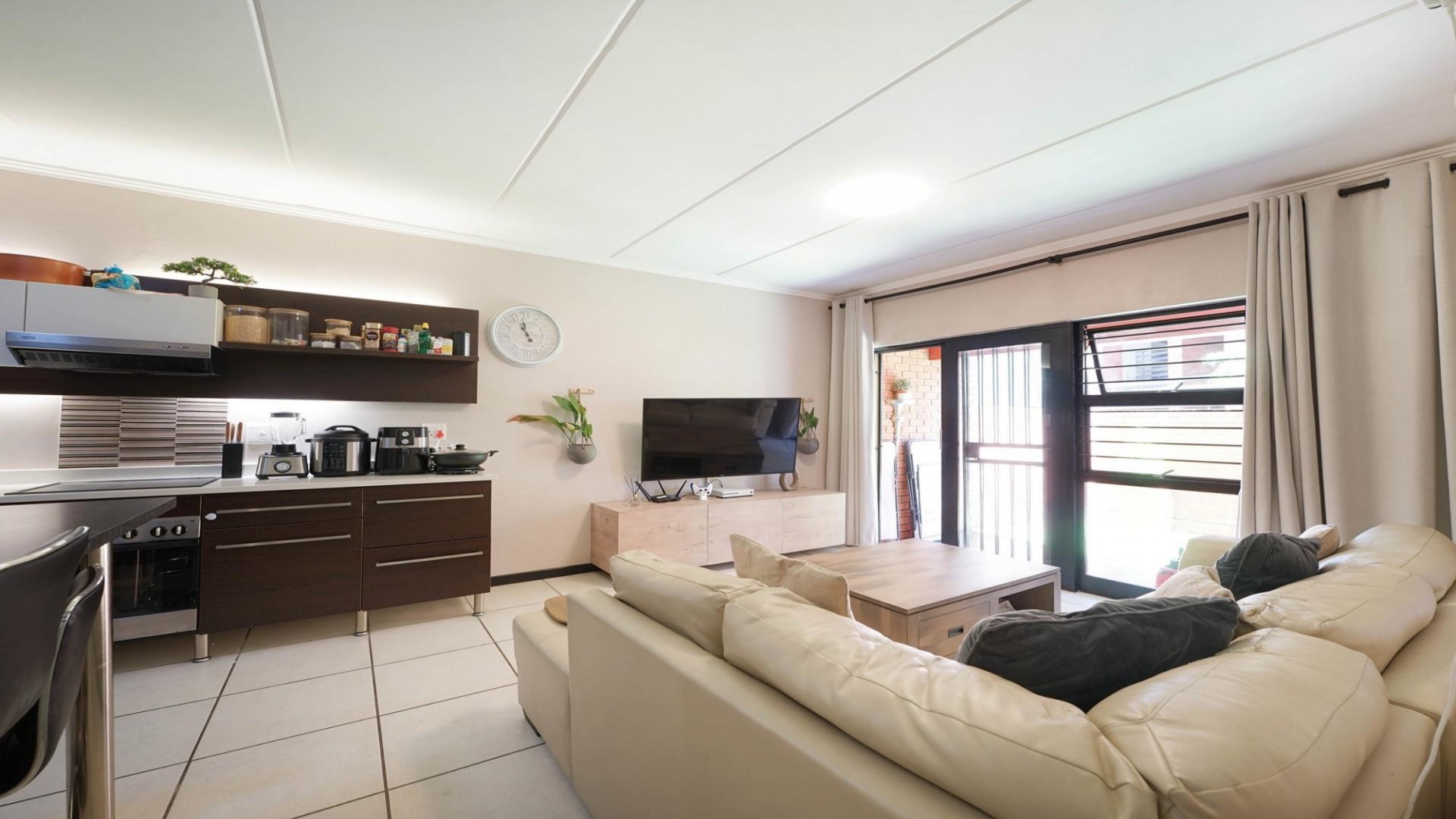Lounges of property in Douglasdale