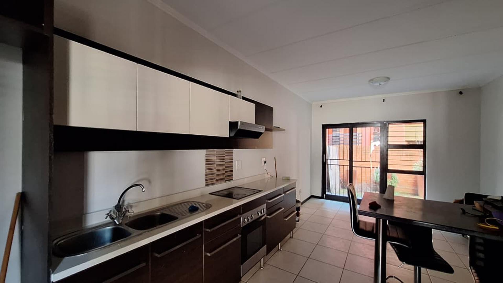 Kitchen - 16 square meters of property in Douglasdale
