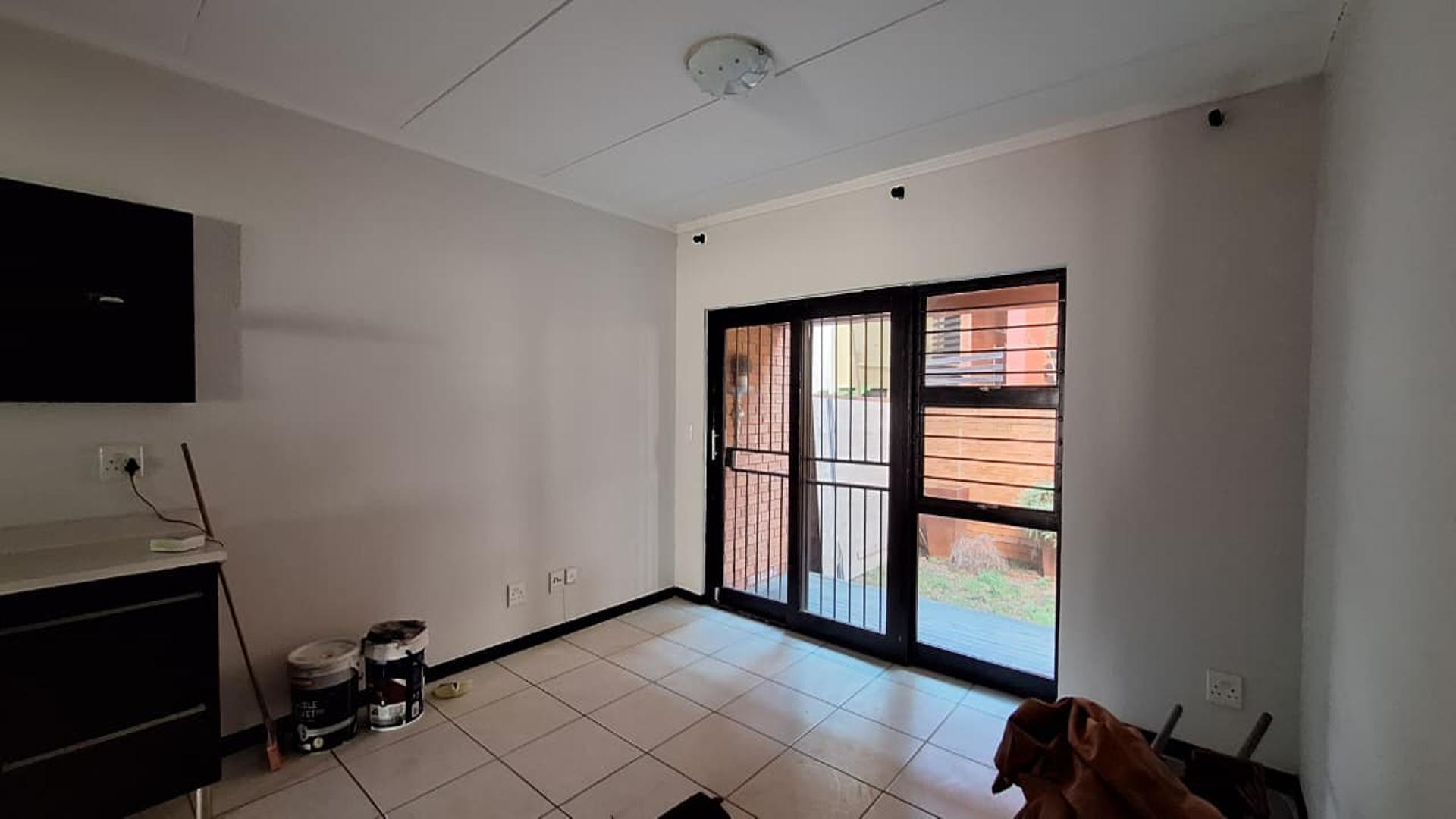 Lounges - 15 square meters of property in Douglasdale