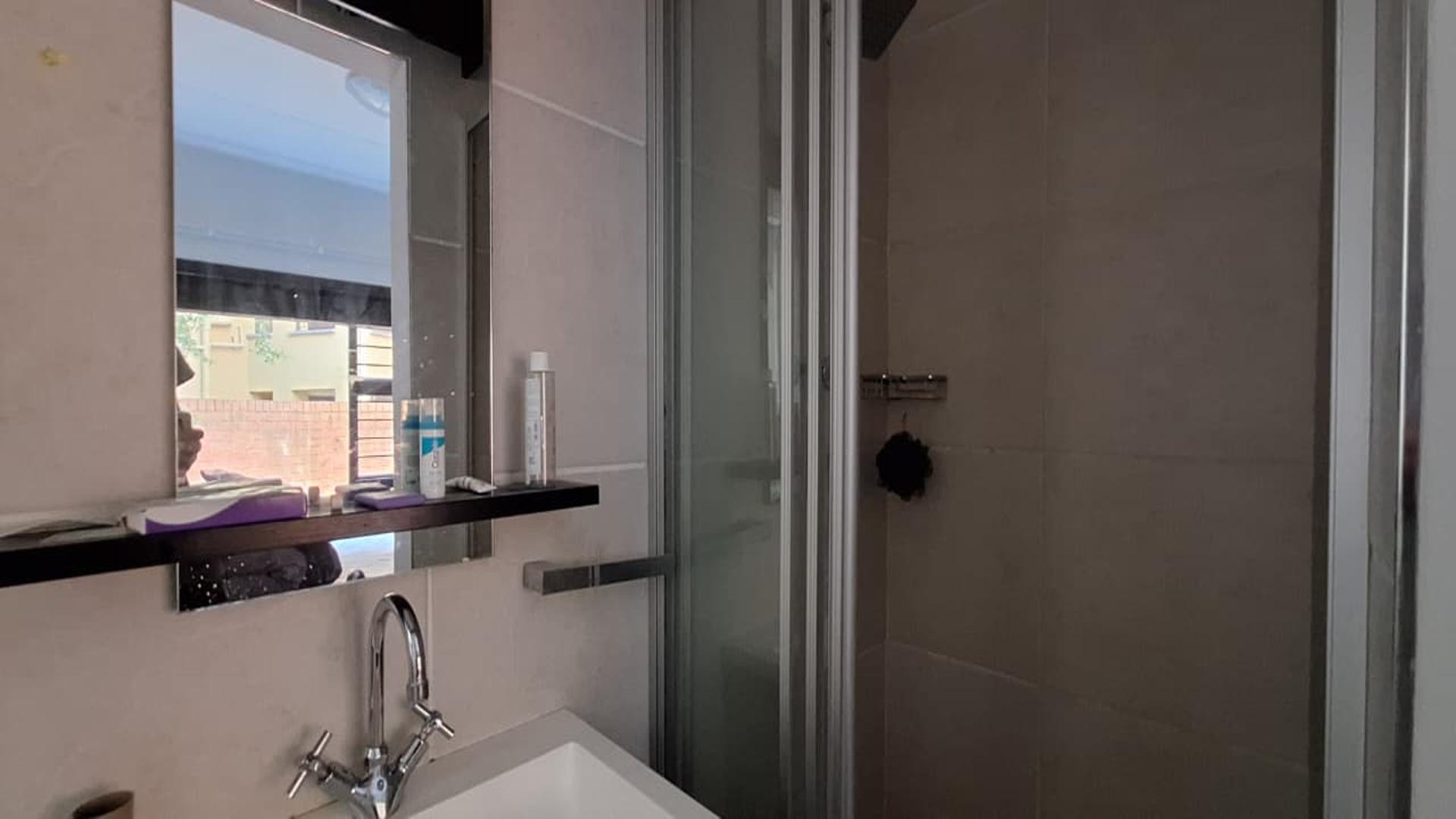 Bathroom 1 - 4 square meters of property in Douglasdale