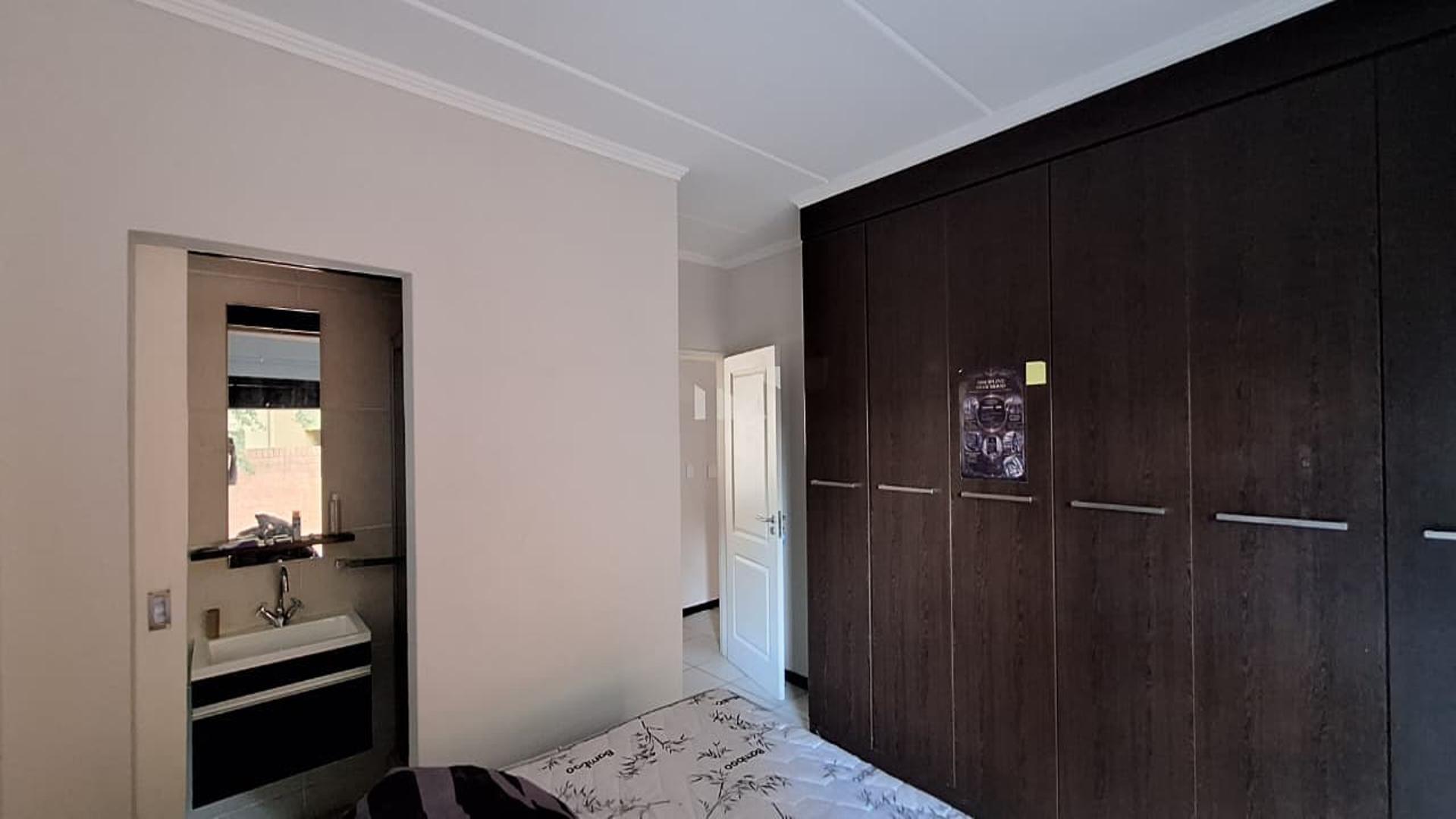 Bed Room 1 - 11 square meters of property in Douglasdale