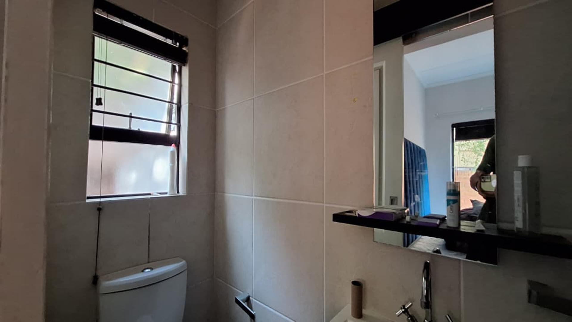 Bathroom 1 - 4 square meters of property in Douglasdale