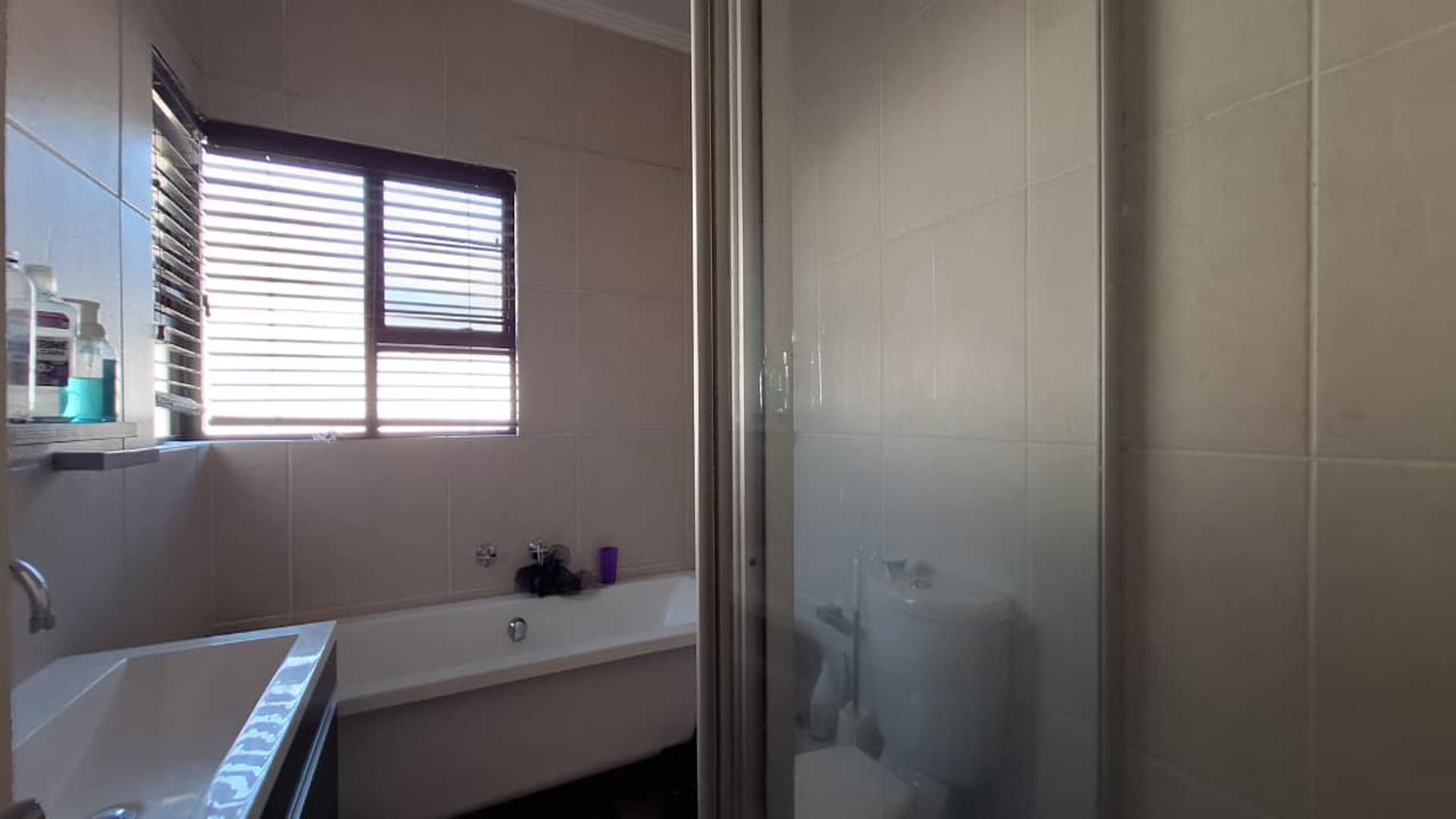 Bathroom 2 - 8 square meters of property in Douglasdale