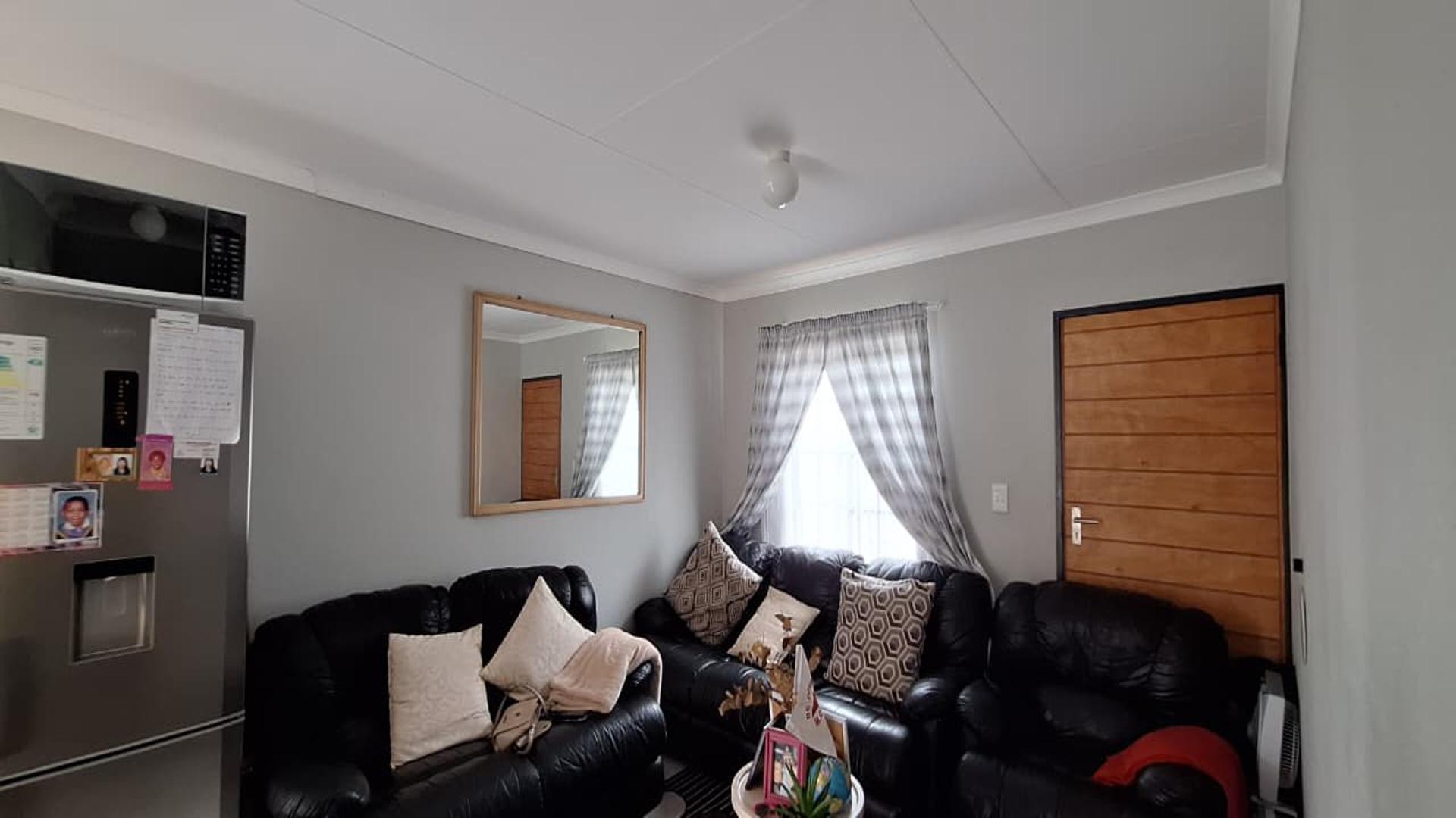 Lounges - 14 square meters of property in Savanna City