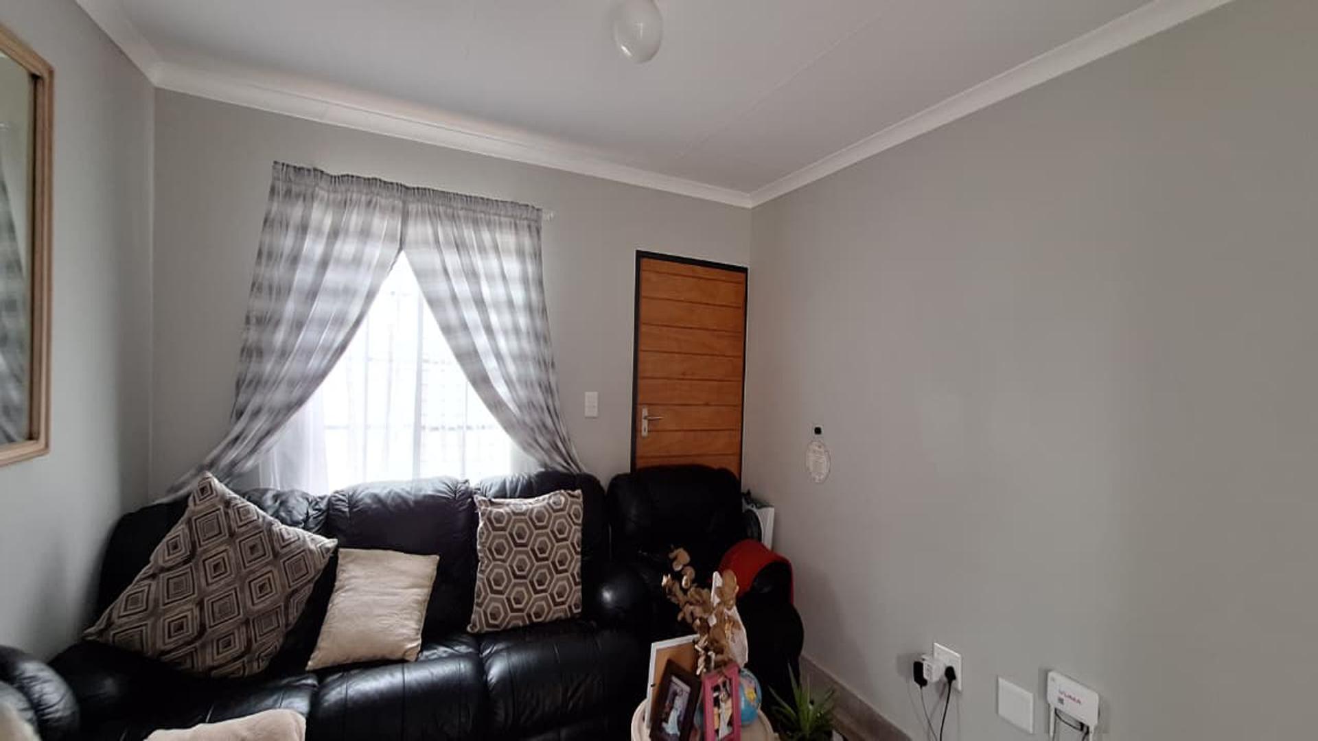 Lounges - 14 square meters of property in Savanna City
