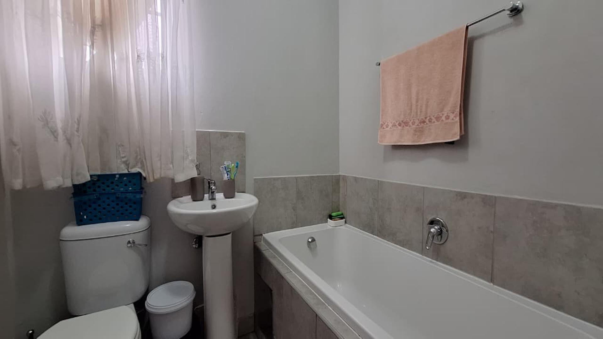 Bathroom 1 - 4 square meters of property in Savanna City