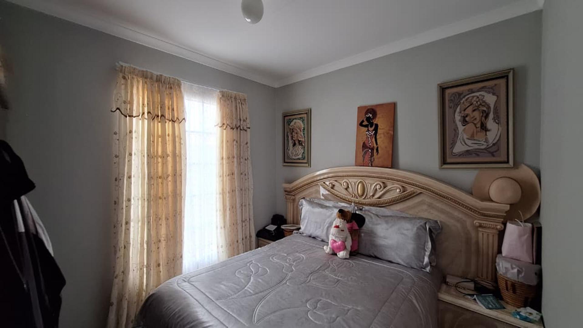 Bed Room 1 - 10 square meters of property in Savanna City