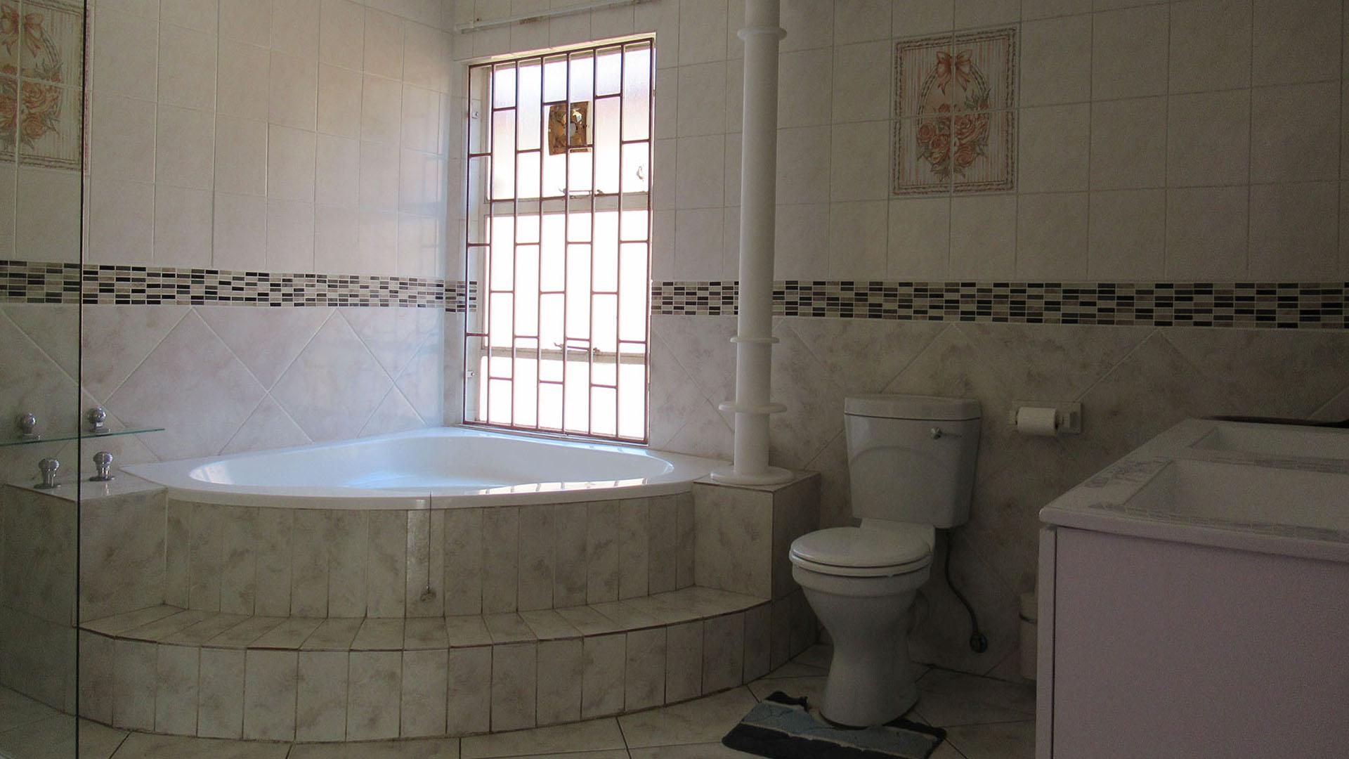 Main Bathroom - 13 square meters of property in Glenvista