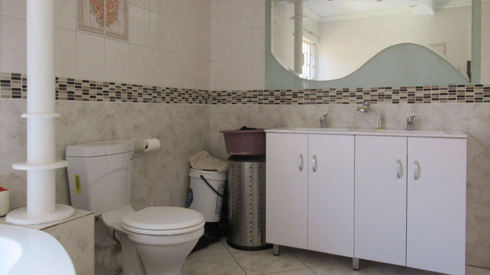 Main Bathroom - 13 square meters of property in Glenvista