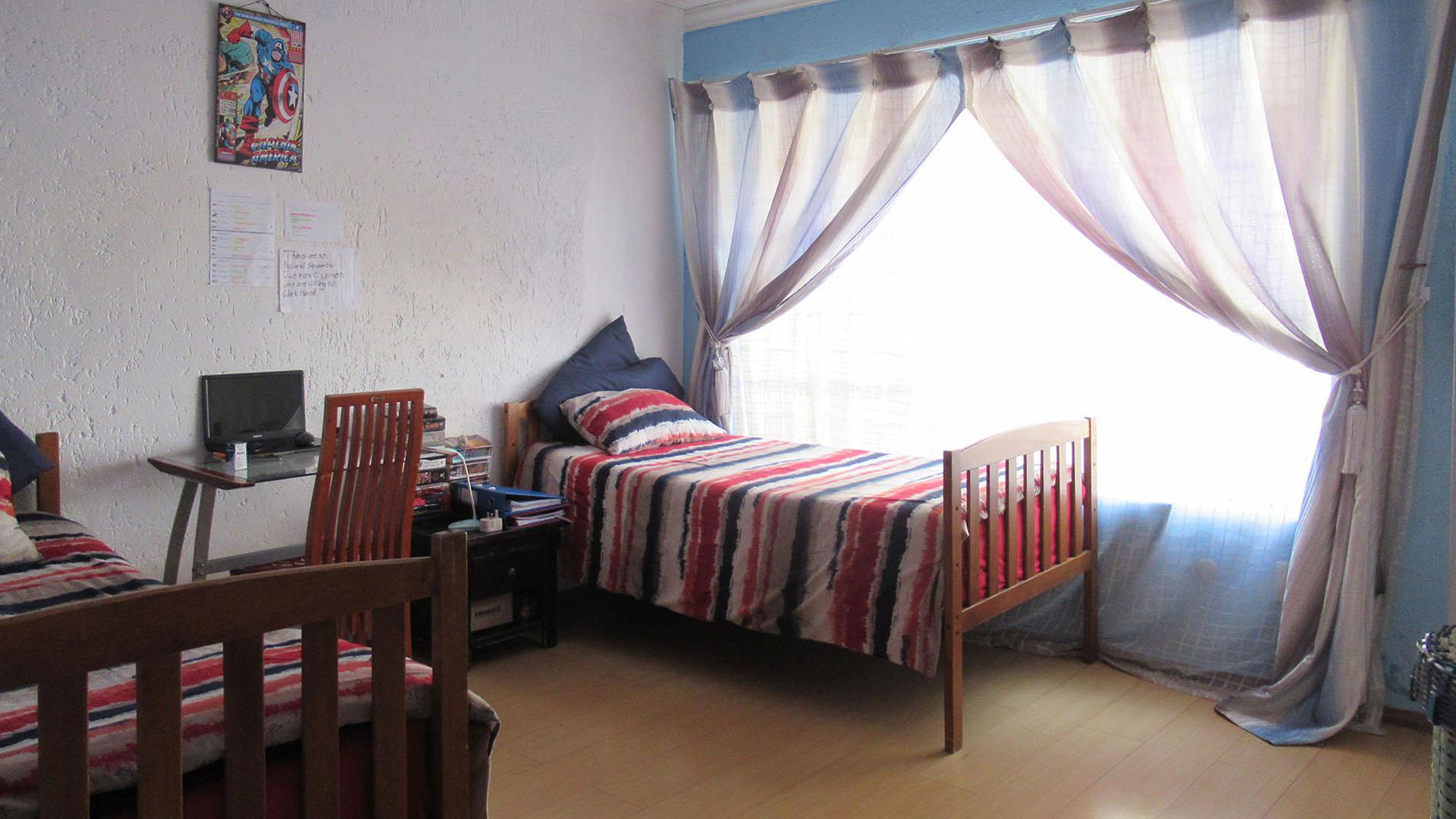 Bed Room 1 - 19 square meters of property in Glenvista