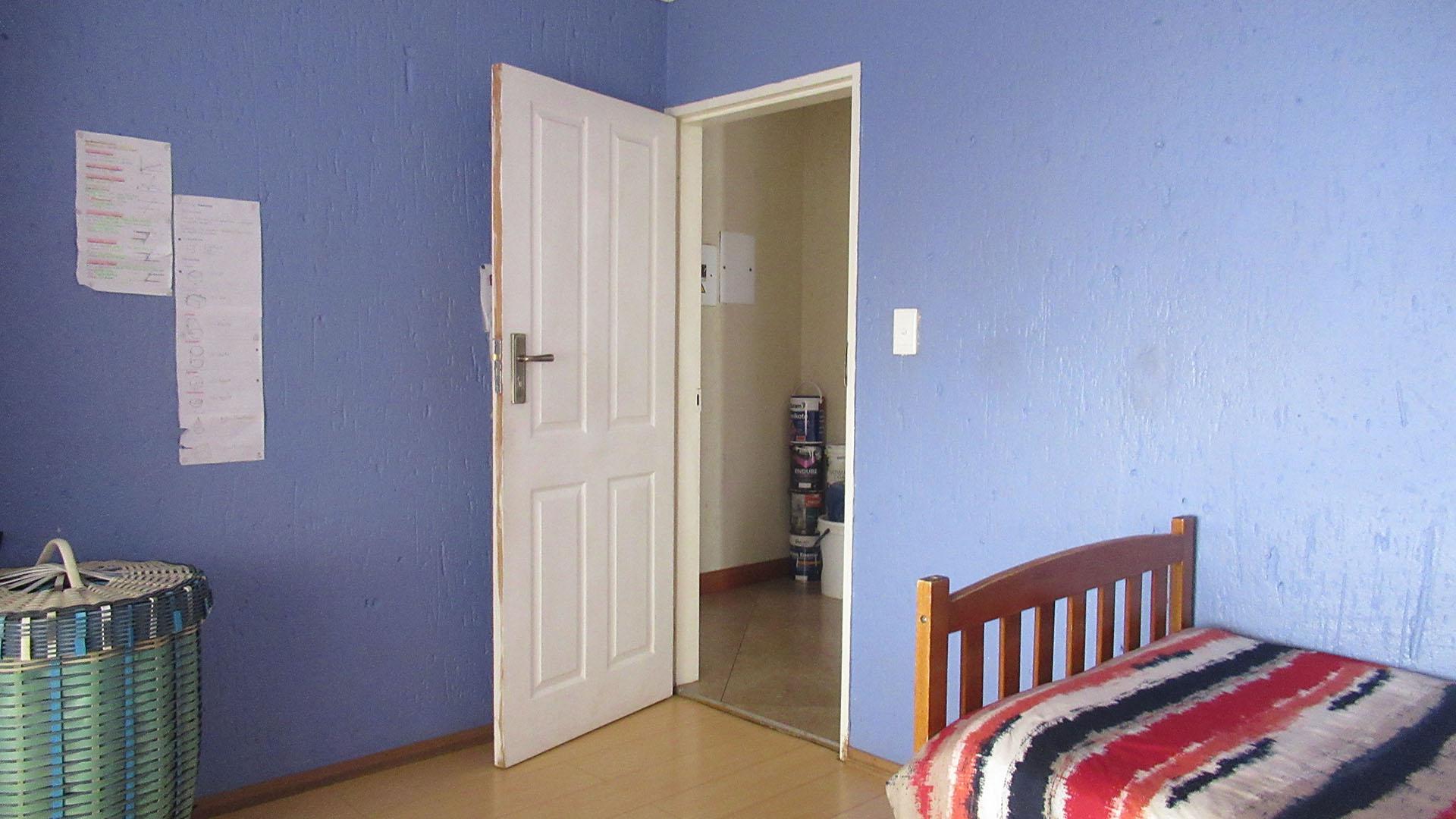 Bed Room 1 - 19 square meters of property in Glenvista