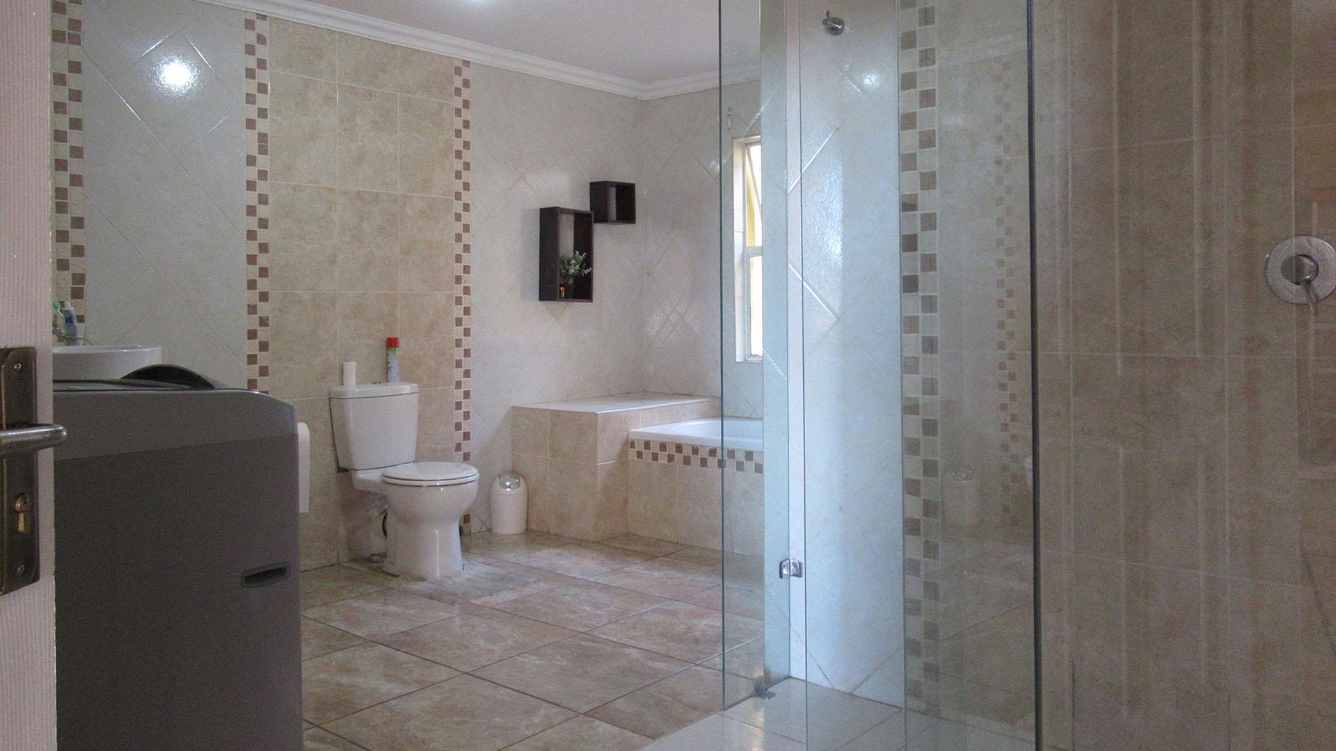 Bathroom 1 - 14 square meters of property in Glenvista