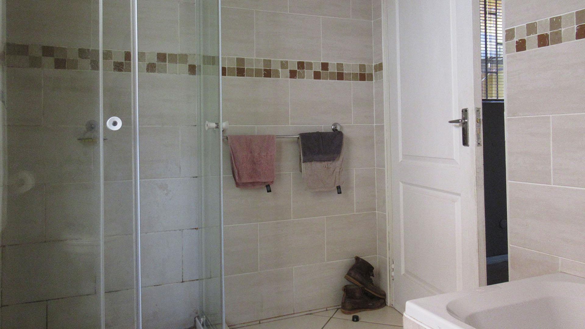 Bathroom 2 - 6 square meters of property in Glenvista
