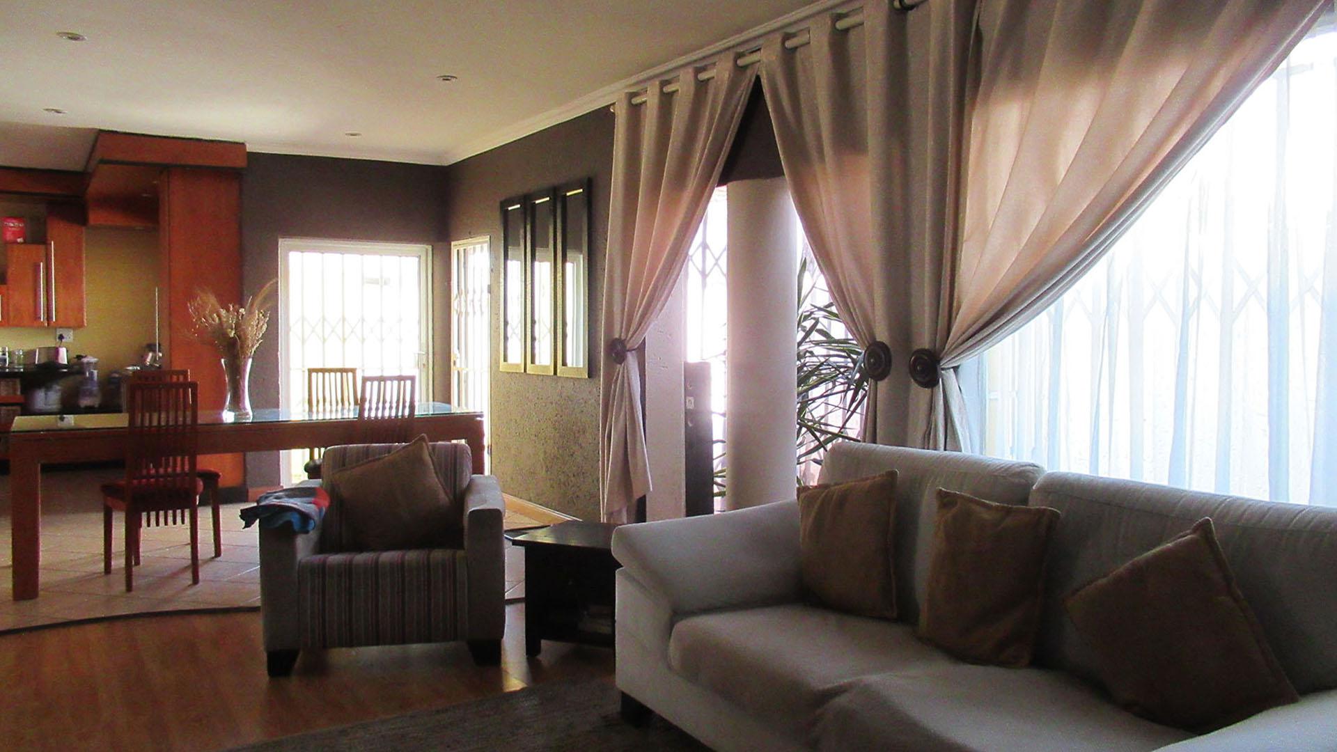 Lounges - 51 square meters of property in Glenvista
