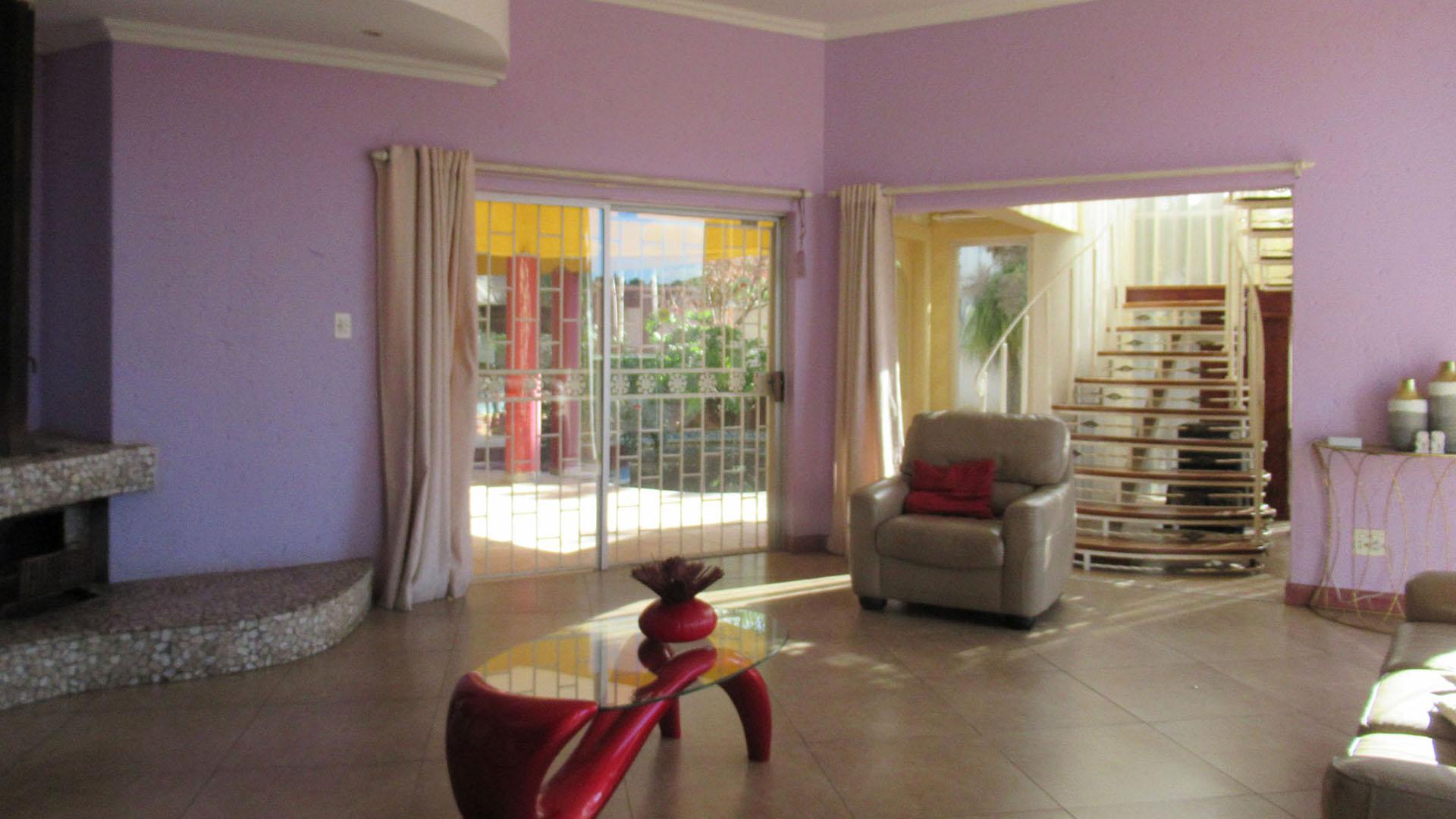 Lounges - 51 square meters of property in Glenvista