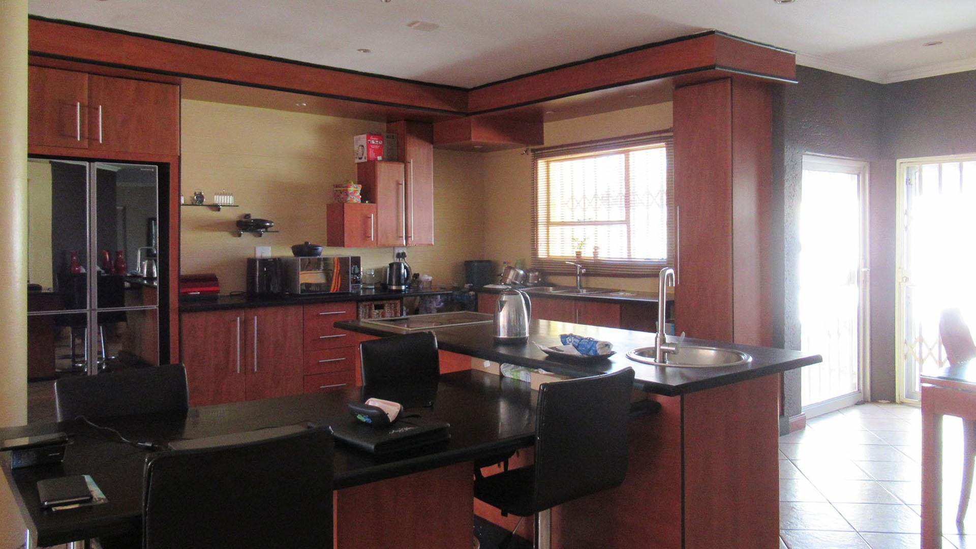 Kitchen - 25 square meters of property in Glenvista