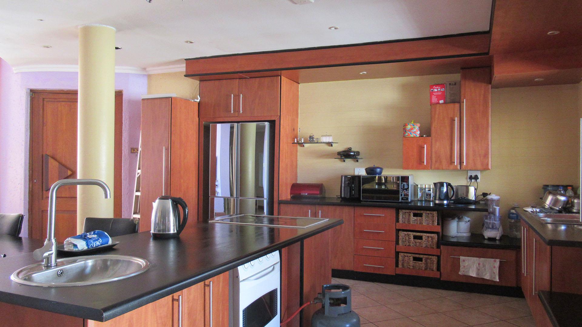 Kitchen - 25 square meters of property in Glenvista